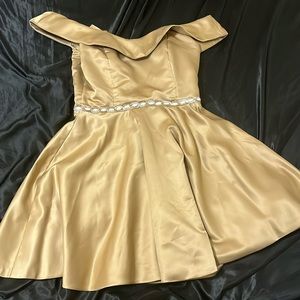 Zipper and cross tie back, hand made as well.